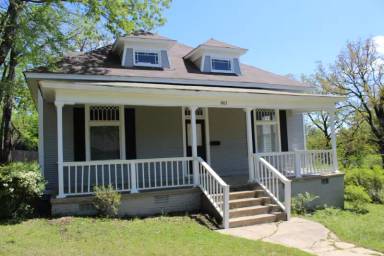 Main picture of 801 N Van Buren St