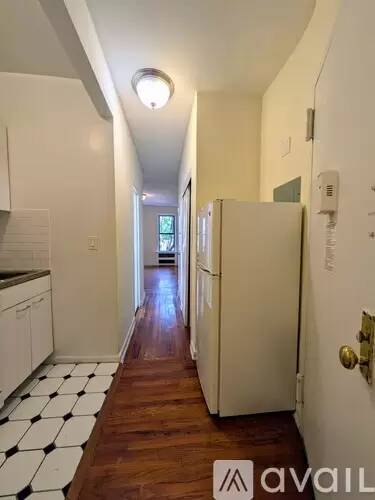 Main picture of 415 E 81st St