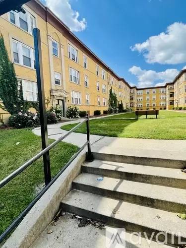 Main picture of 4612 S Lake Park Ave