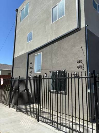 Main picture of 449 W 74th St