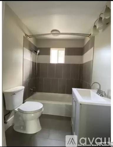 Main picture of 143 E Baylor