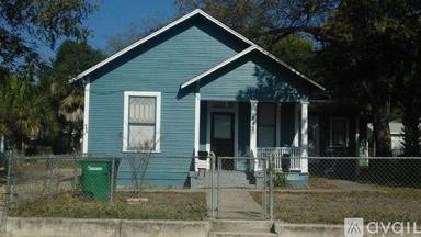 Main picture of 305 E Lambert St