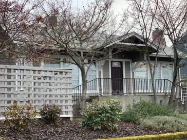 Main picture of 748 Siskiyou Blvd