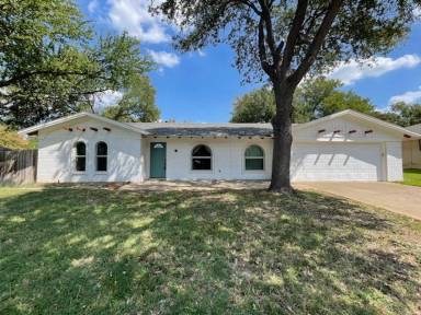 Main picture of 220 Shady Lake Dr