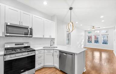 Main picture of 2434 W Moffat St