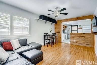 Main picture of 542 E Woodlawn Rd