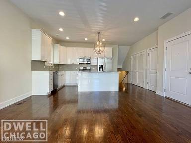 Main picture of 3634 W Montrose Ave
