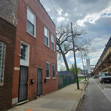 Main picture of 2715 W Lake St