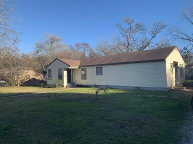 Main picture of 930 W Prairie Lea St