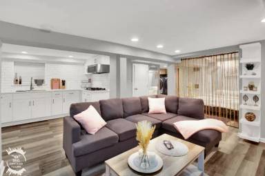Main picture of 2438 N Maplewood Ave