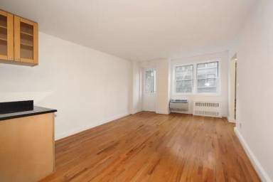 Main picture of 75 W 15th St