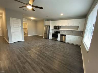Main picture of 6100 Airport Blvd