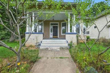 Main picture of 901 W 30th St