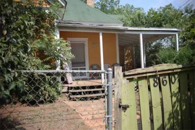 Main picture of 860 N Chase St