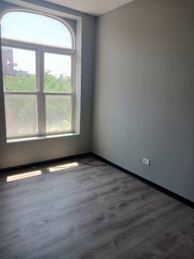 Main picture of 2210 W Warren Blvd
