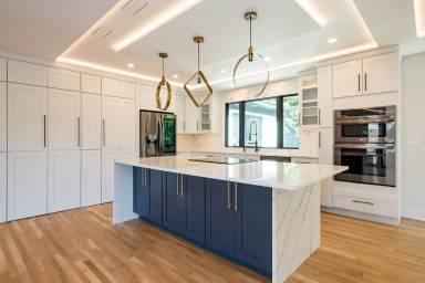 Main picture of 611 W 49th St