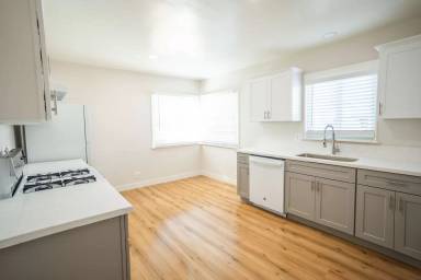 Main picture of 3735 W 182nd St