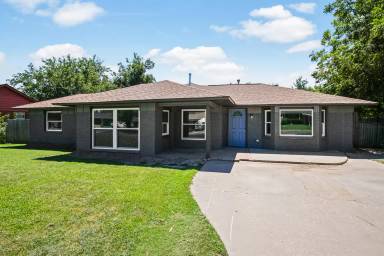 Main picture of 418 E Atkinson Dr