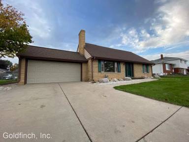 Main picture of 2220 S Oneida St