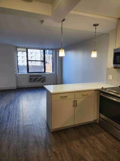 Main picture of 326 W Illinois St