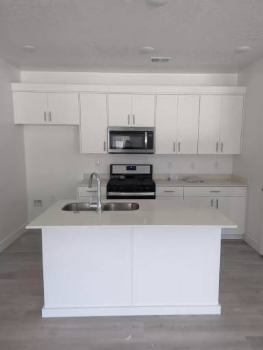 Main picture of 472 W 40 S