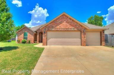 Main picture of 10916 SW 32nd Ter