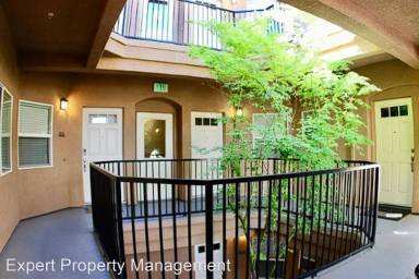 Main picture of 900 Moon Cir
