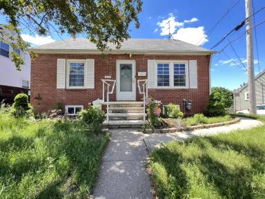 Main picture of 511 23rd St NE