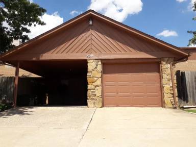 Main picture of 8001 NW 8th St