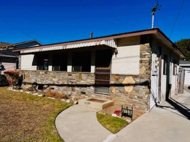 Main picture of 4159 W 182nd St