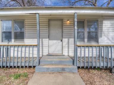 Main picture of 616 E Oakland St