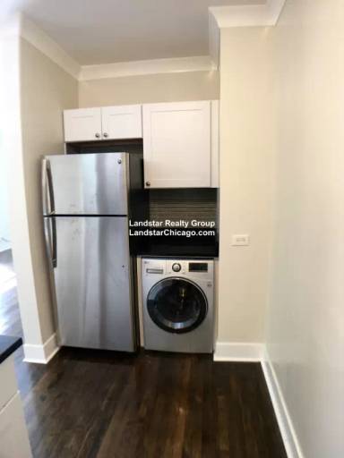 Main picture of 724 W Roscoe St