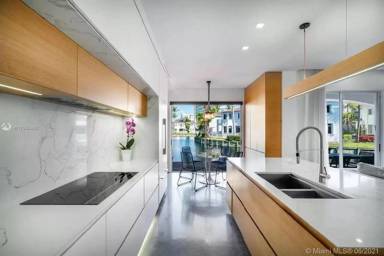 Main picture of 20824 NE 30th Pl