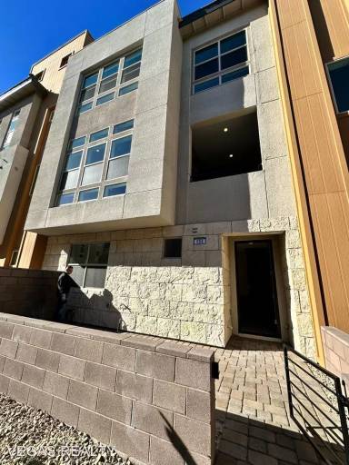 Main picture of 654 Spotted Falcon St