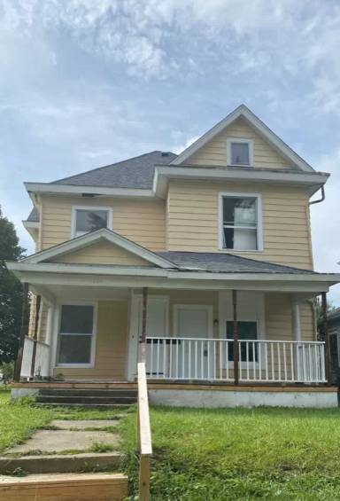 Main picture of 221 E 6th St