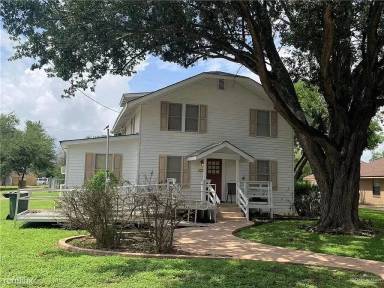 Main picture of 311 W 8th St