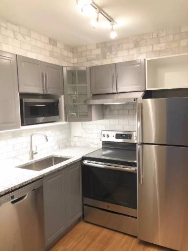 Main picture of 526 W Roscoe St