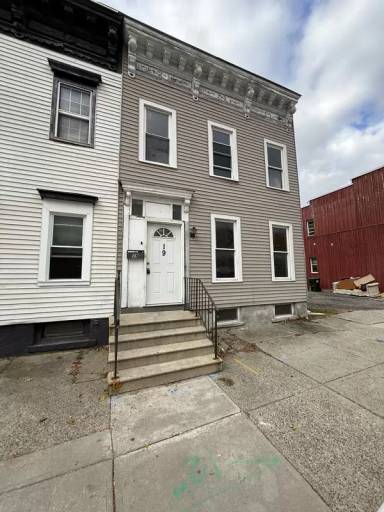 Main picture of 17 N Lake Ave