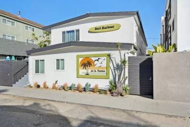 Main picture of 21 S Venice Blvd