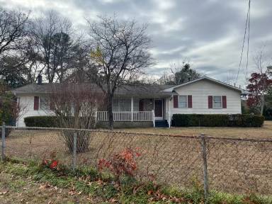 Main picture of 1602 Camelot Dr