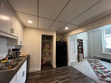 Main picture of 8 W Main St