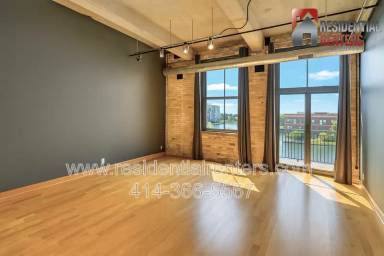 Main picture of 239 E Chicago St