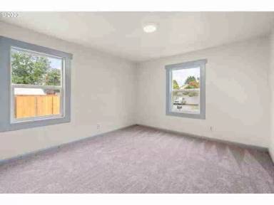Main picture of 215 W 2 St