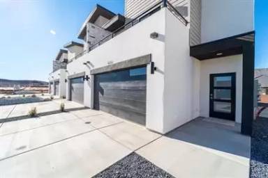 Main picture of 15 E Adams Dr