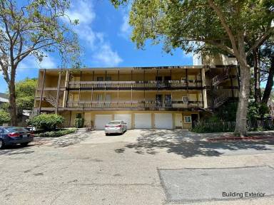 Main picture of 2699 Derby St