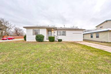 Main picture of 302 W Bass Ave