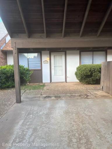 Main picture of 1810 Surrey Ln