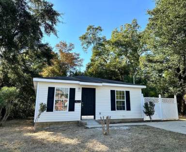 Main picture of 305 N College St