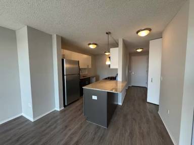Main picture of 605 W Lake St