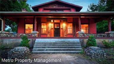 Main picture of 319 W Spring St